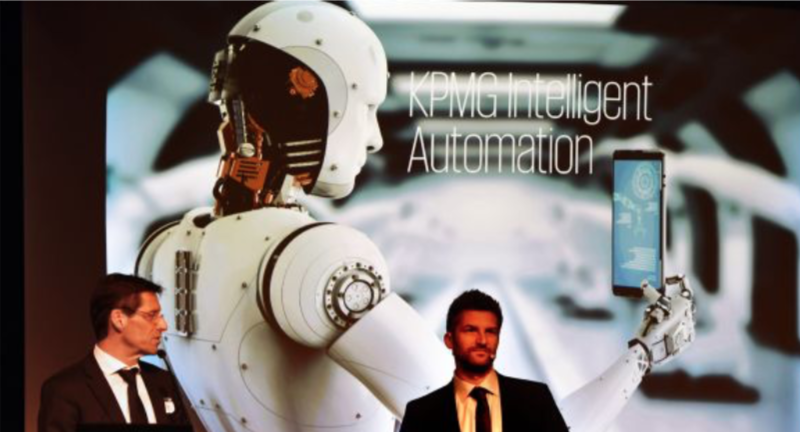 Zwei Männer vor einem Werbeplakat mit einem Roboter